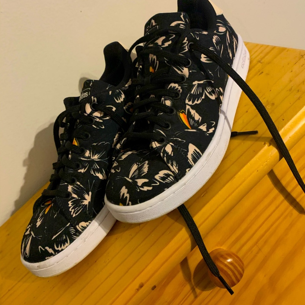 Like new Women’s graphic adidas sneakers 8.5